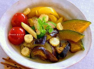 Foto di Verdure grigliate con brodo dashi "yaki-bitashi"