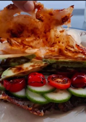 Una foto de Crepe de Cebolla y Queso con Relleno de Aguacate, Cherry y Pepino