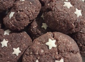 Foto di Biscotti stelline al cacao e mandorle senza uova