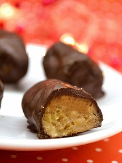 Zdjęcie przepisu Świąteczne pralinki nadziewane masą karmelową.