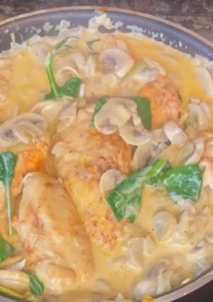 Una foto de Pollo al champiñón con crema y espinaca