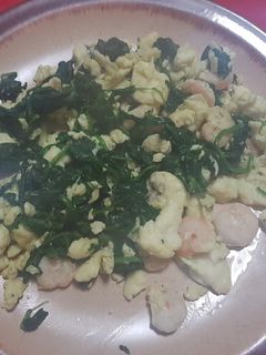 Una foto de Revuelto de claras, espinacas y gambas