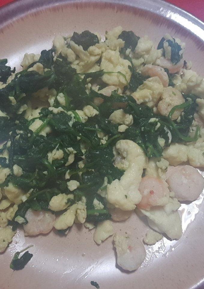 Una foto de Revuelto de claras, espinacas y gambas