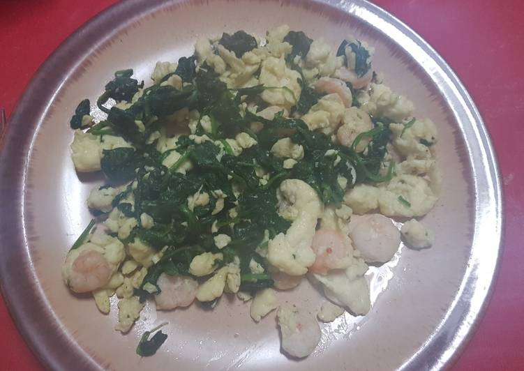 Revuelto de claras, espinacas y gambas