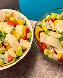 Summer Salad 🩵💙🩵 σαλάτα με σταφύλι, γλιστρίδα, αντίδια, ρόκα, μαρούλι, πιπεριές, ντομάτες