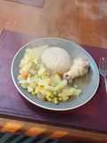 Pollo enchoclado con arvejas