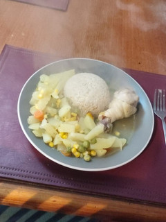 Una foto de Pollo enchoclado con arvejas