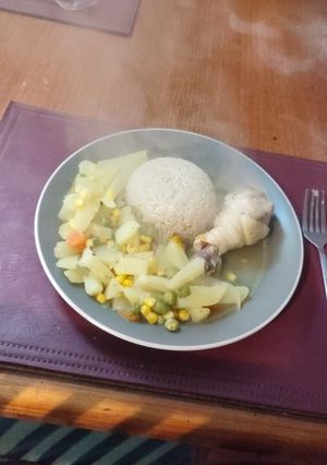Una foto de Pollo enchoclado con arvejas