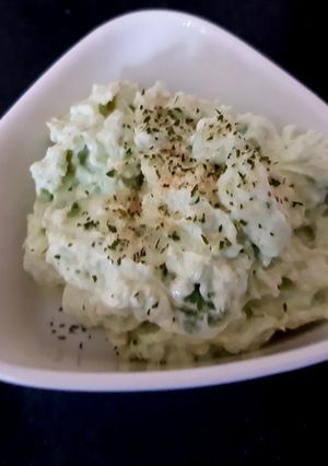 A picture of My Avocado Garlic & philly Cheese Dip. 😙.