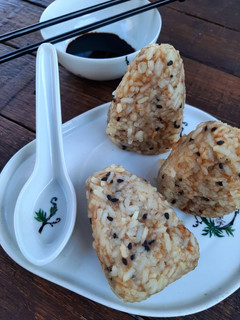 Una foto de Onigiri 🇯🇵 Bola de arroz japonesa