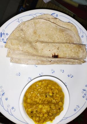 A picture of Chana dal & roti.