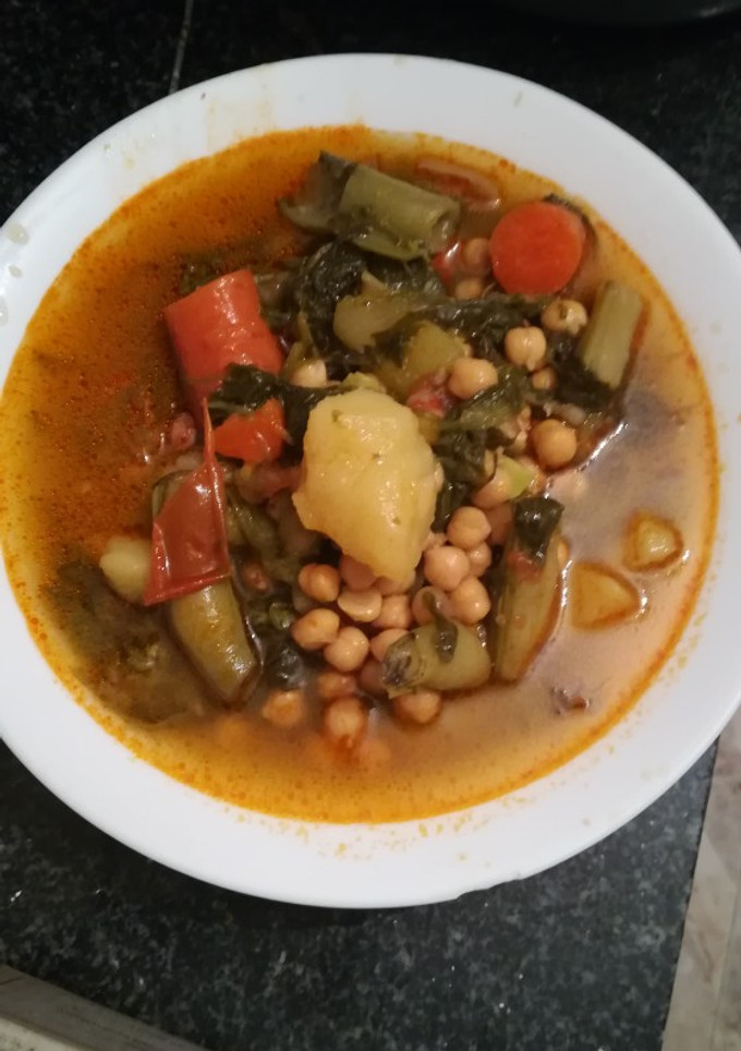 Una foto de Potaje de verduras con hierbas aromáticas en la olla GM g