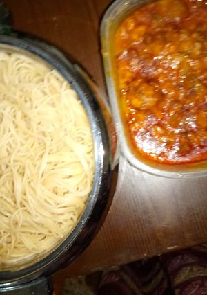 A picture of Spaghetti and beans porridge.