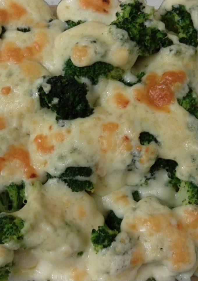 Una foto de Brócolis gratinados con leche de coco y queso viejo