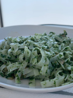 Una foto de Tallarines de arroz en salsa de espinacas con salmón y nueces