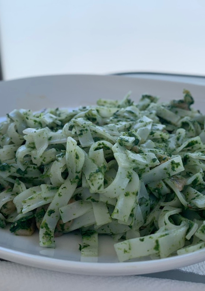 Una foto de Tallarines de arroz en salsa de espinacas con salmón y nueces