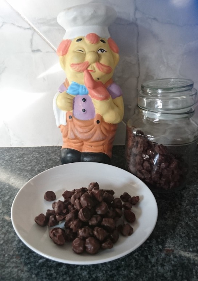 Una foto de Pasas de uva con chocolate 🍇🍫
