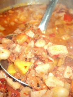 Una foto de Frijoles puercos con manzana y salsa de queso de chiva campirno