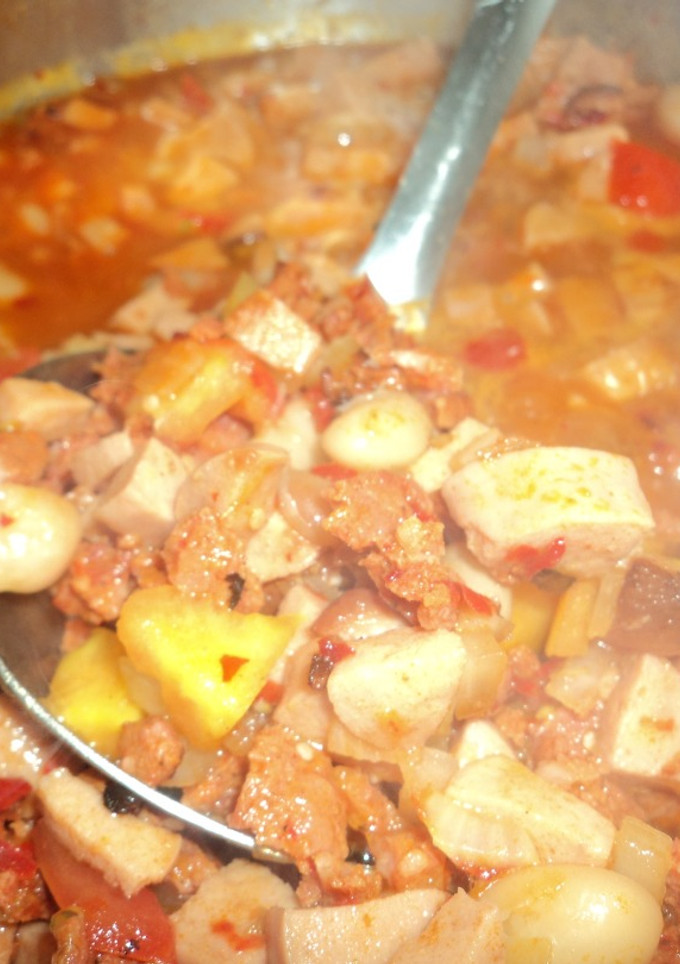 Una foto de Frijoles puercos con manzana y salsa de queso de chiva campirno