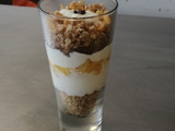 Yogurt con granola y naranja