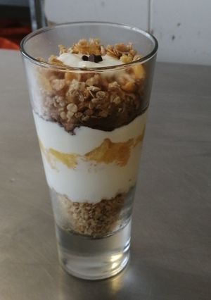 Una foto de Yogurt con granola y naranja