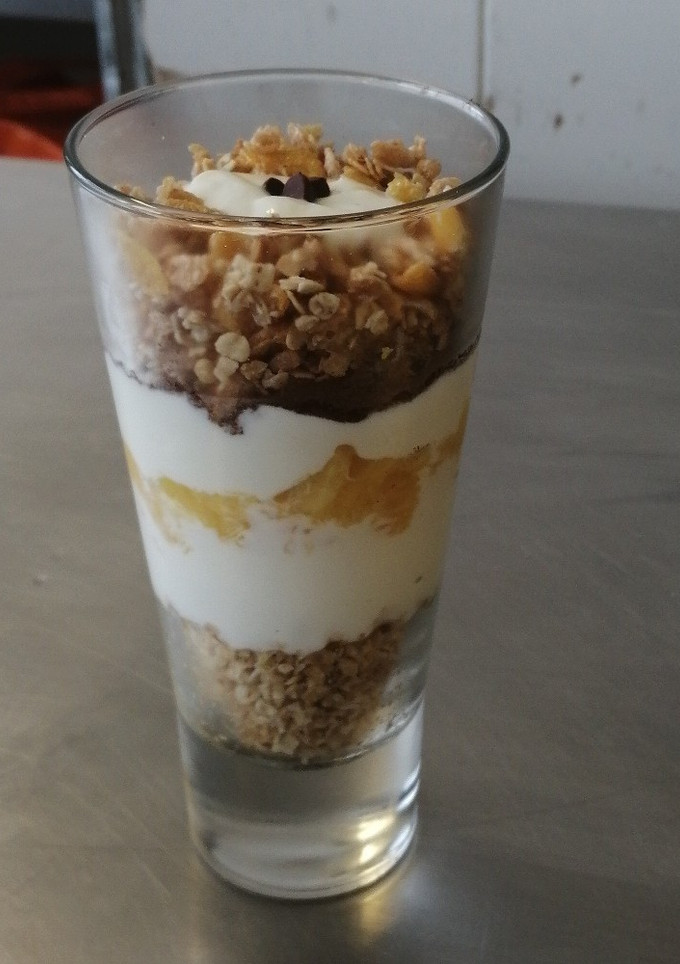 Una foto de Yogurt con granola y naranja