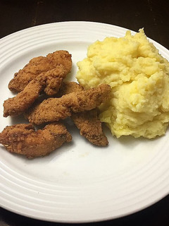 Una foto de Dedos de Pechuga de pollo y Puré