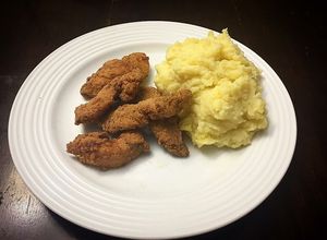 Una foto de Dedos de Pechuga de pollo y Puré