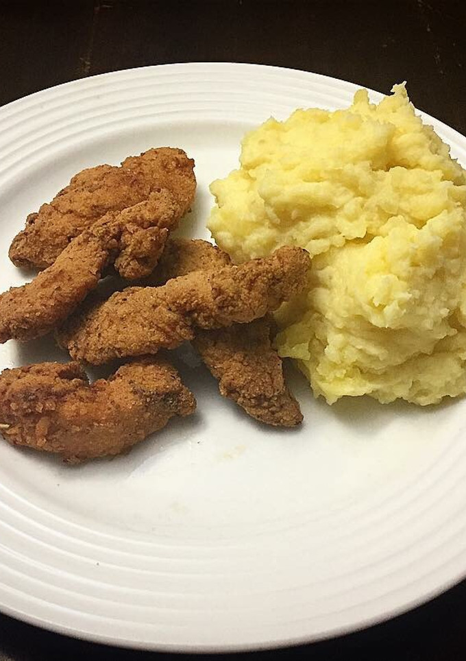Una foto de Dedos de Pechuga de pollo y Puré