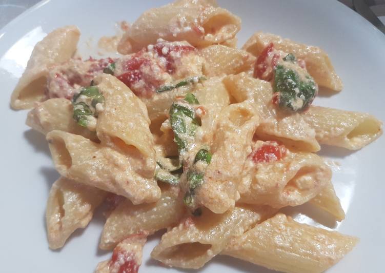 Pennoni in crema di ricotta e ciliegini