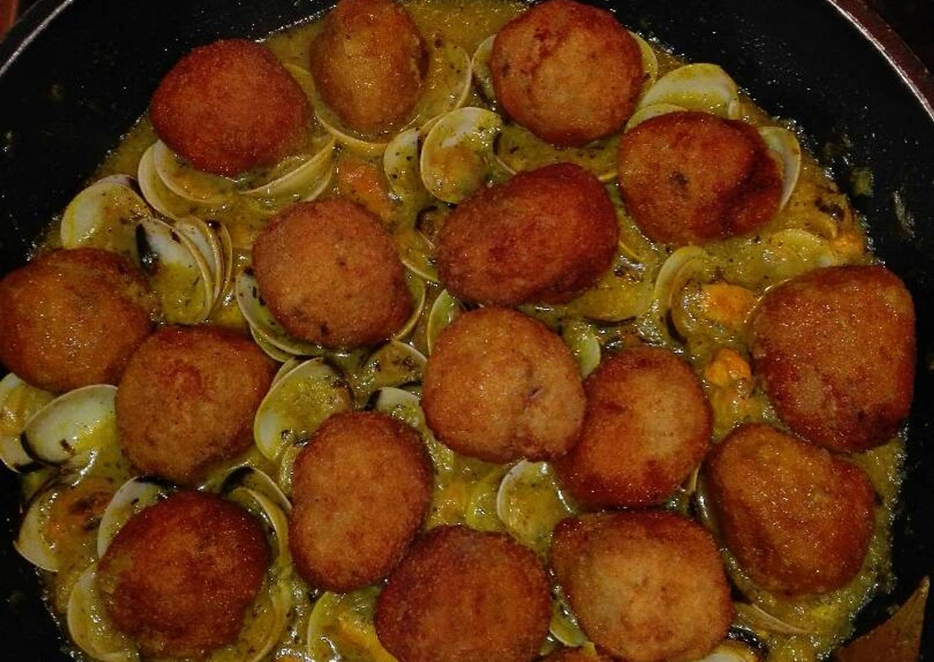 Albóndigas de mejillones en salsa de almejas