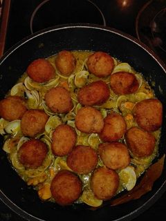 Una foto de Albóndigas de mejillones en salsa de almejas