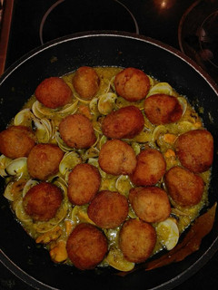 Una foto de Albóndigas de mejillones en salsa de almejas