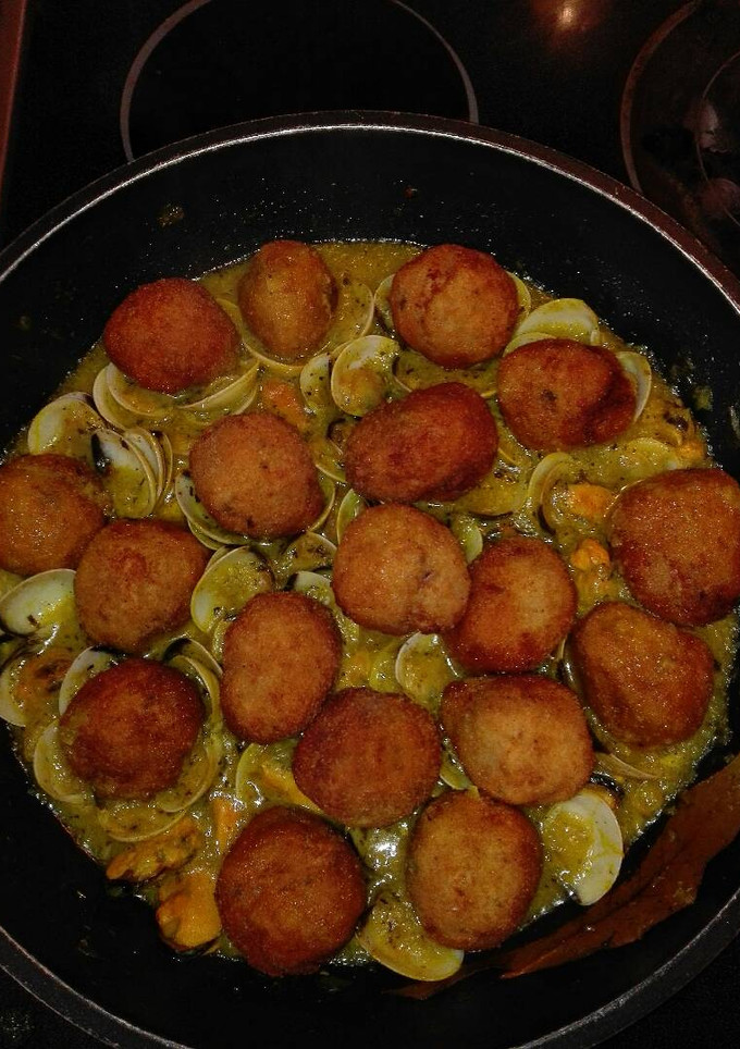 Una foto de Albóndigas de mejillones en salsa de almejas