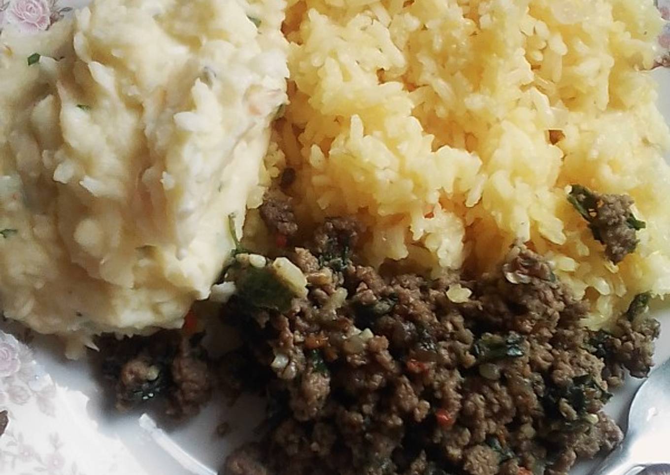 Arroz con Carne Molida y Espinaca Acompañado con Puré de Papas