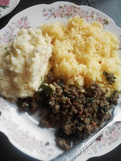Una foto de Arroz con Carne Molida y Espinaca Acompañado con Puré de Papas