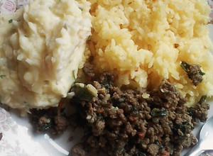 Una foto de Arroz con Carne Molida y Espinaca Acompañado con Puré de Papas