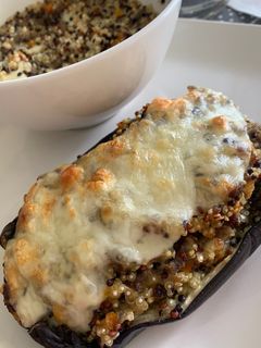 Una foto de Berenjena rellena de quinoa y ternera