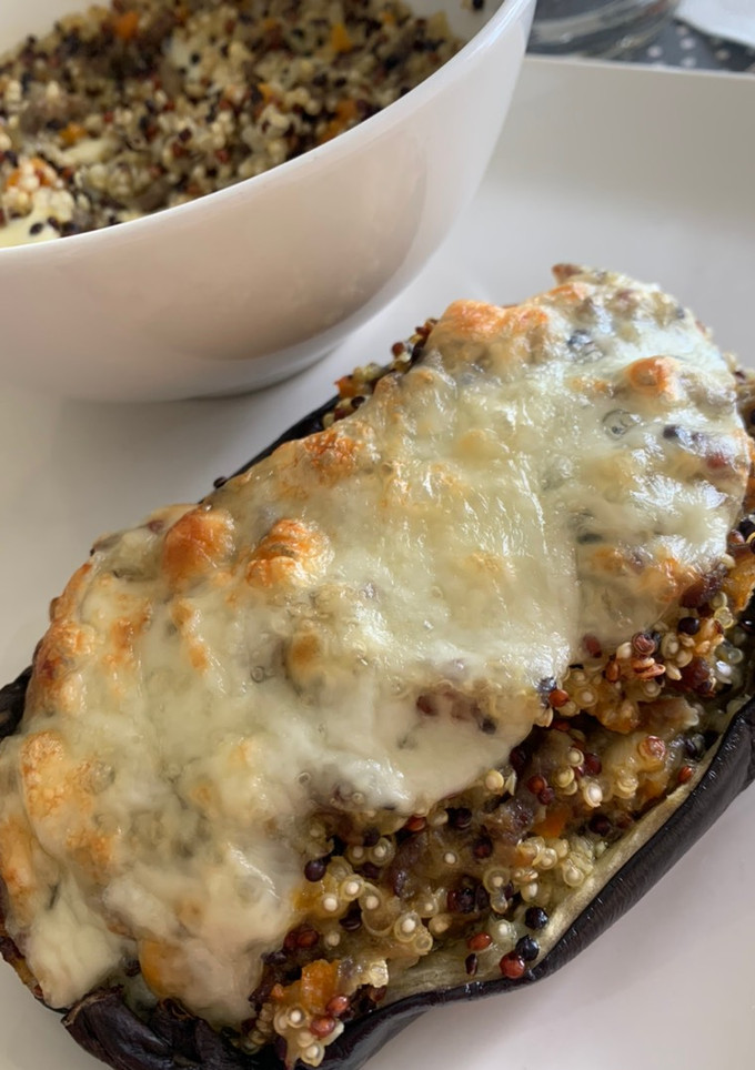 Una foto de Berenjena rellena de quinoa y ternera