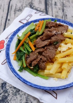 Hình của món Nui Xào Bò Trứng.
