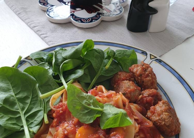 Pasta tagliatelle with meatballs
