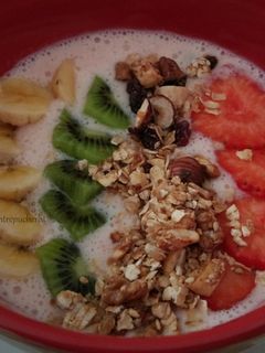 Una foto de Smoothie bowl de fresas y yogur