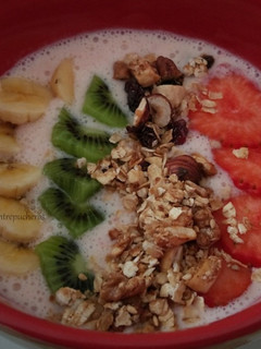 Una foto de Smoothie bowl de fresas y yogur
