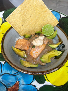 Una foto de *Salmón con Salsa de Champiñón y Arroz Blanco*