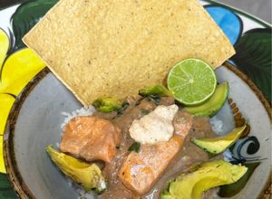 Una foto de *Salmón con Salsa de Champiñón y Arroz Blanco*