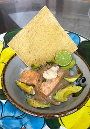 Una foto de *Salmón con Salsa de Champiñón y Arroz Blanco*