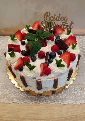 Erdei gyümölcsös mascarpone álomtorta 🎂🫐🍓🍇 recept fotója