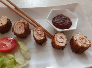 Foto di Involtini di pollo e speck in panatura di funghi porcini
