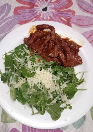 Una foto de Ensalada de rúcula con queso parmesano y hígado