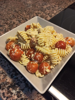 Una foto de Pasta con tomates Cherries y queso feta (mi versión)
